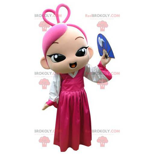 Chica mascota con cabello rosado con un vestido rosa -