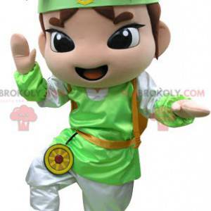 Brown Boy Maskottchen mit einem grün-weißen Outfit -