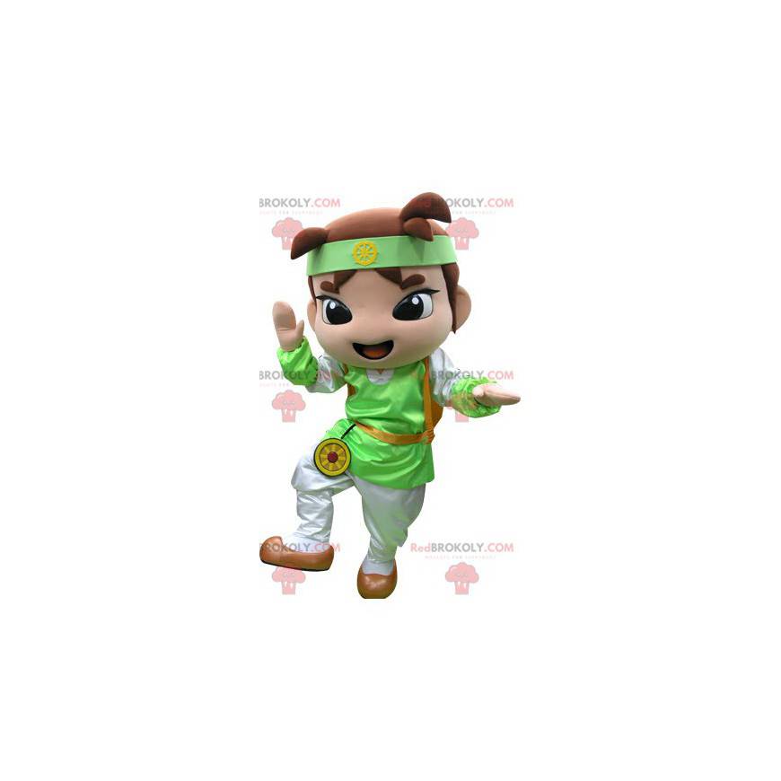 Mascota de niño marrón con un traje verde y blanco -