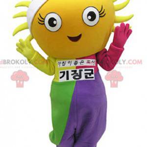 Mascota del sol amarillo gigante vestida con un traje colorido