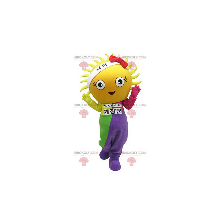Mascote gigante do sol amarelo vestido com uma roupa colorida -