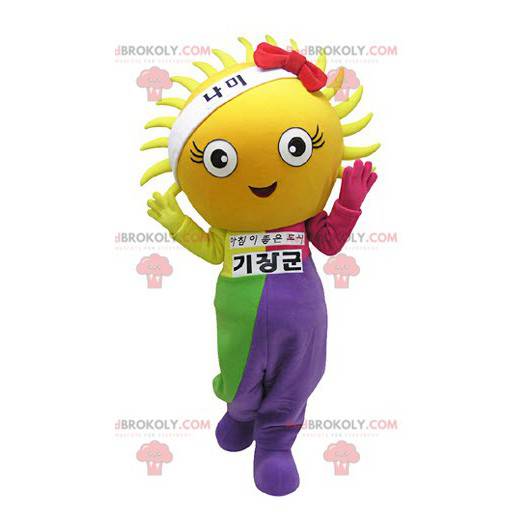 Mascote gigante do sol amarelo vestido com uma roupa colorida -