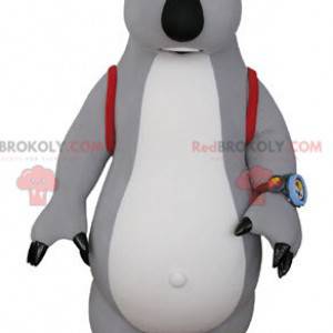 Grå og hvid bjørnemaskot med en skoletaske - Redbrokoly.com