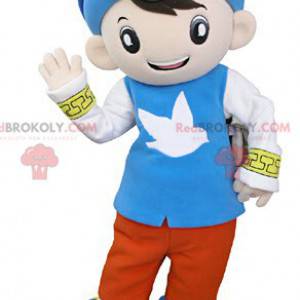 Kleine jongen mascotte gekleed in kleurrijke oosterse outfit -