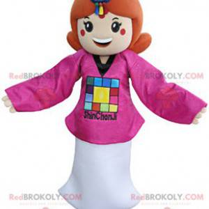 Mascote ruiva vestida com uma roupa rosa e branca -