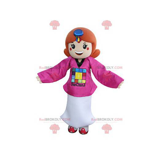 Mascote ruiva vestida com uma roupa rosa e branca -