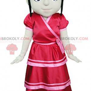 Mascotte de fille brune habillée d'une robe rouge -