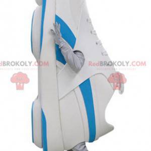 Mascotte de chaussure bleue et blanche. Mascotte de basket -