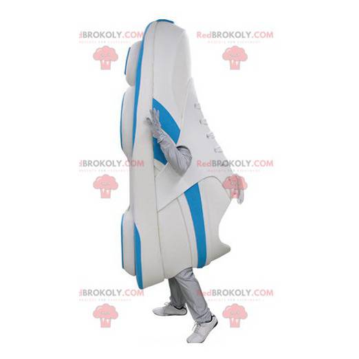 Mascotte de chaussure bleue et blanche. Mascotte de basket -