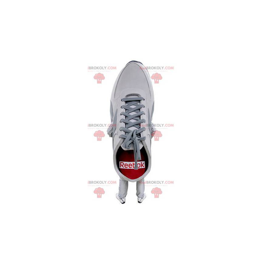 Mascot rood en grijs witte schoen. Basketbal mascotte -