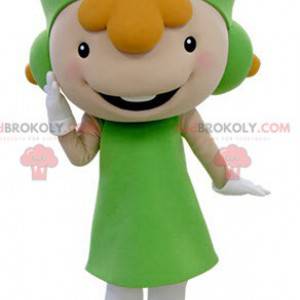 Rudowłosa dziewczyna maskotka ubrana w zielony mundur -
