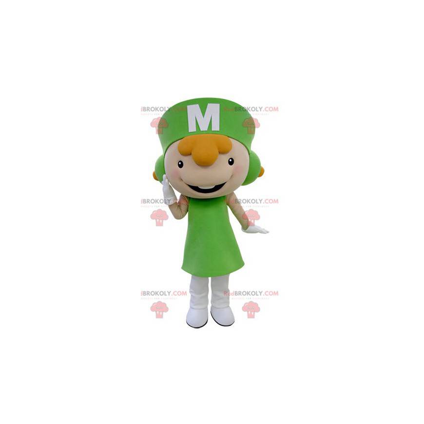 Mascota chica pelirroja vestida con un uniforme verde -