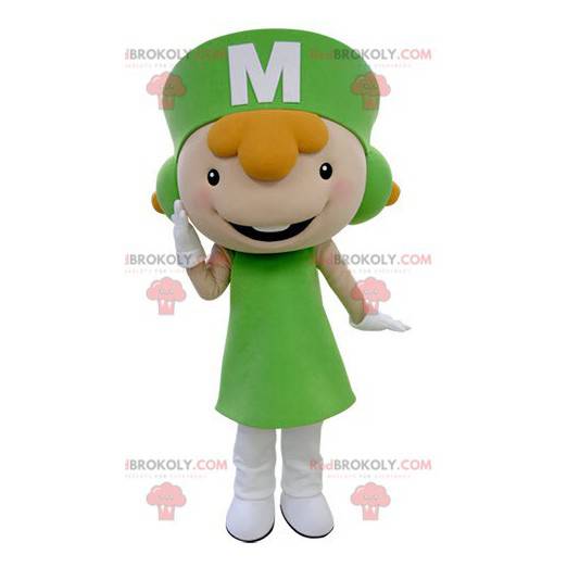 Rusovlasá dívka maskot oblečený v zelené uniformě -