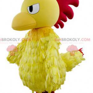 Mascota de gallo amarillo y rojo que parece feroz -