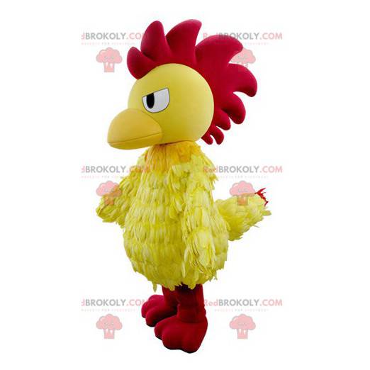 Mascota de gallo amarillo y rojo que parece feroz -