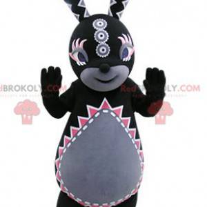 Mascota de conejo negro y gris con patrones de colores -