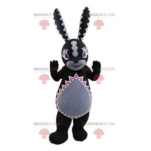 Mascota de conejo negro y gris con patrones de colores -