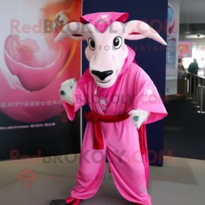 Postava maskota růžové kozy...