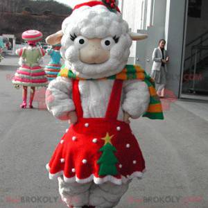 Mascota de oveja blanca vestida con un vestido rojo de Navidad