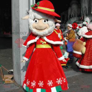 Mascota de oveja blanca vestida con un traje rojo de Navidad -