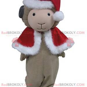 Graues Schafmaskottchen im roten Weihnachtsoutfit -