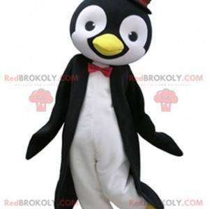 Schwarzweiss-Pinguin-Maskottchen mit einem Zylinder -