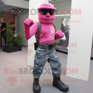 Rosa Commando maskot kostym...