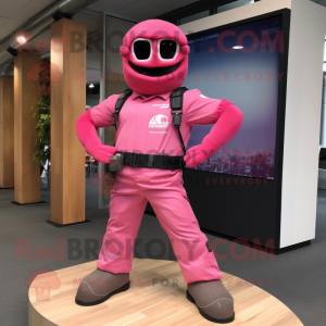 Pink Commando maskot...