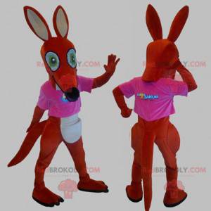 Rode en witte kangoeroe mascotte met een roze t-shirt -
