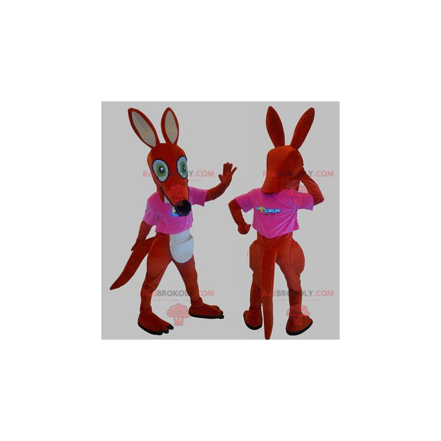 Rød og hvid kænguru-maskot med en lyserød t-shirt -