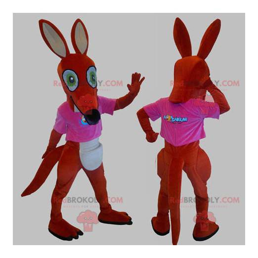 Mascote canguru vermelho e branco com uma camiseta rosa -