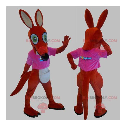 Rød og hvid kænguru-maskot med en lyserød t-shirt -