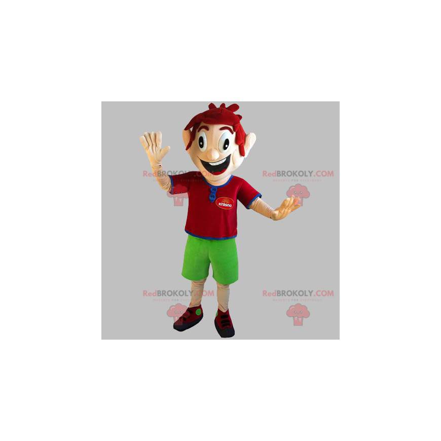 Veldig smilende rødhåret guttemaskot med grønne shorts -