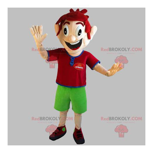 Veldig smilende rødhåret guttemaskot med grønne shorts -