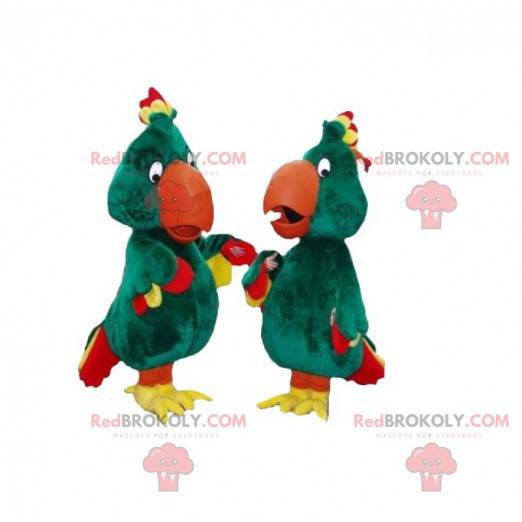 2 maskoti zelených, žlutých a červených papoušků -