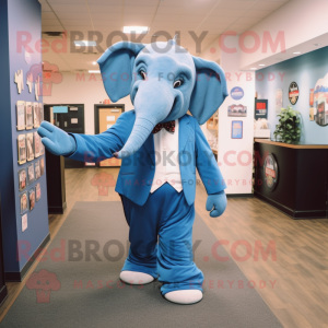 Niebieski słoń w kostiumie...