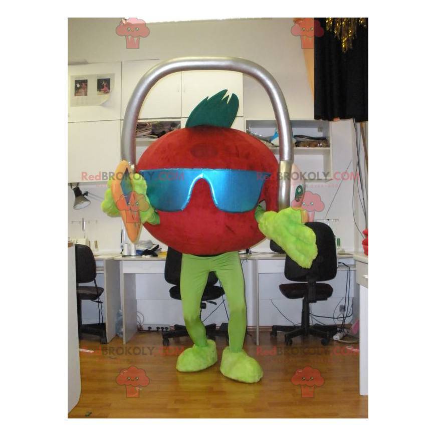 Mascota de tomate gigante con auriculares en la cabeza. -