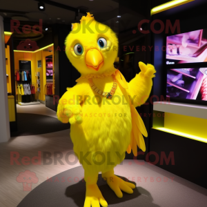 Żółta papuga w kostiumie...