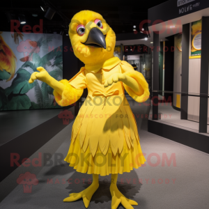 Żółta papuga w kostiumie...