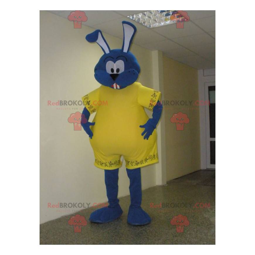 Mascota del conejo azul vestida de amarillo. Conejito grande -