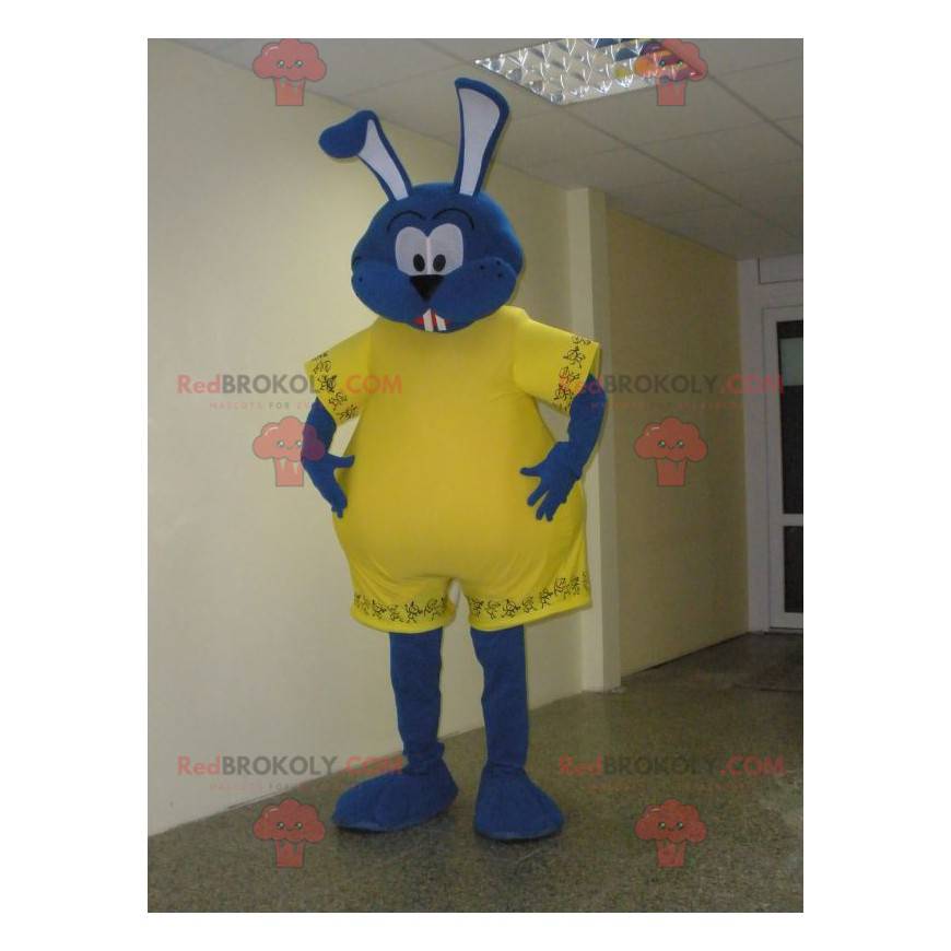 Mascotte de lapin bleu habillé en jaune. Gros lapin -