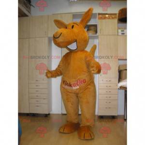 Mascotte di canguro arancione gigante e sorridente -