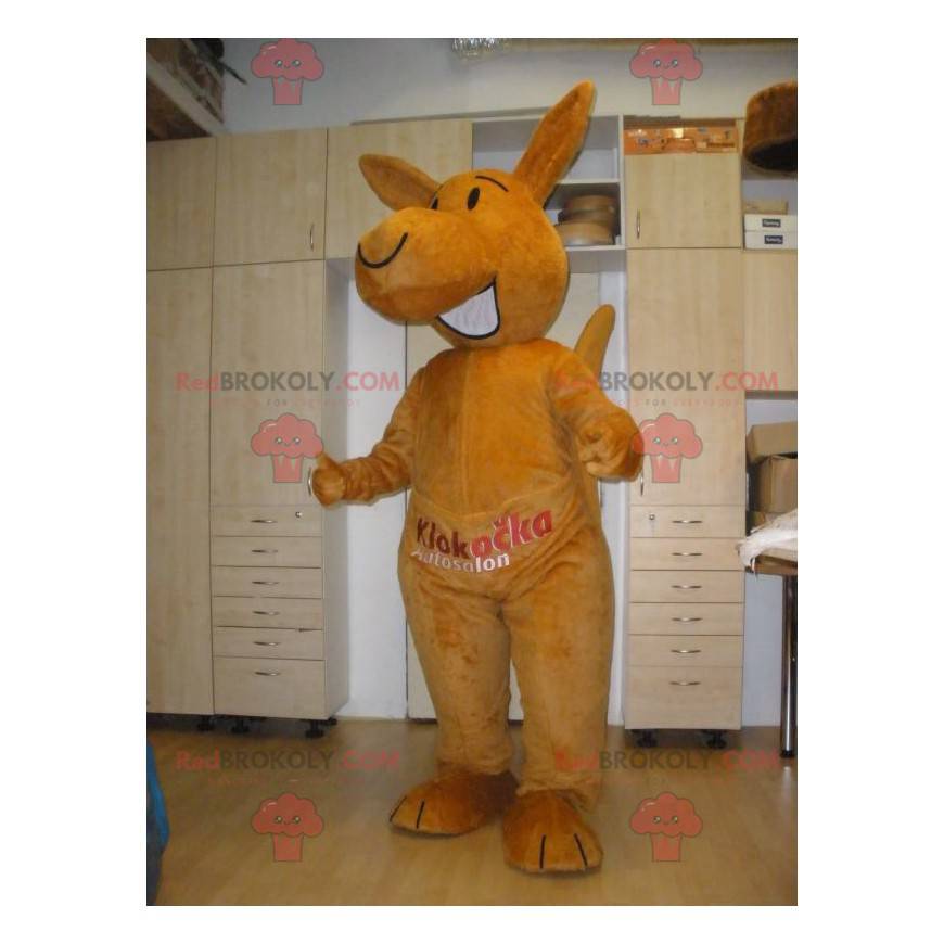 Reusachtige en lachende oranje kangoeroe-mascotte -