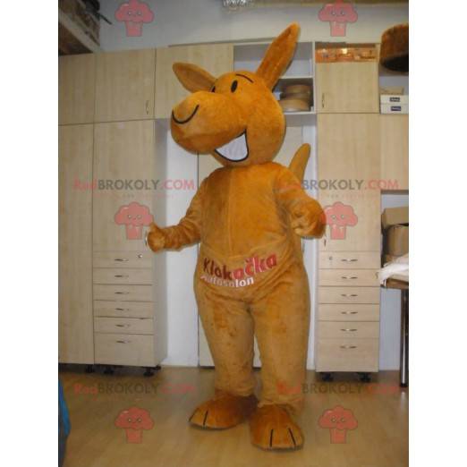 Mascota canguro naranja gigante y sonriente - Redbrokoly.com