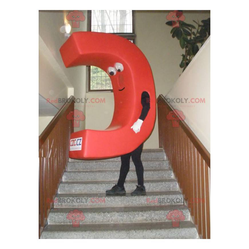Maskot ve tvaru písmene C. C velké červené písmeno -