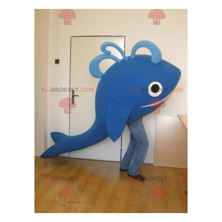 Mascote gigante e sorridente de baleia azul - Redbrokoly.com
