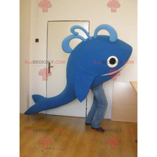Mascote gigante e sorridente de baleia azul - Redbrokoly.com