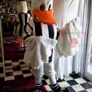 Mascota del pato blanco vestida con una camiseta de fútbol -