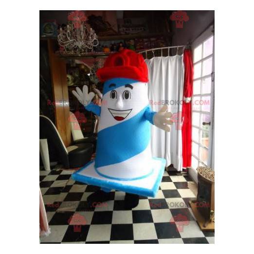 Blaues und weißes Riesenmaskottchen mit einer Kappe -