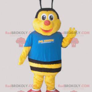 Mascota de abeja amarilla y negra vestida de azul -